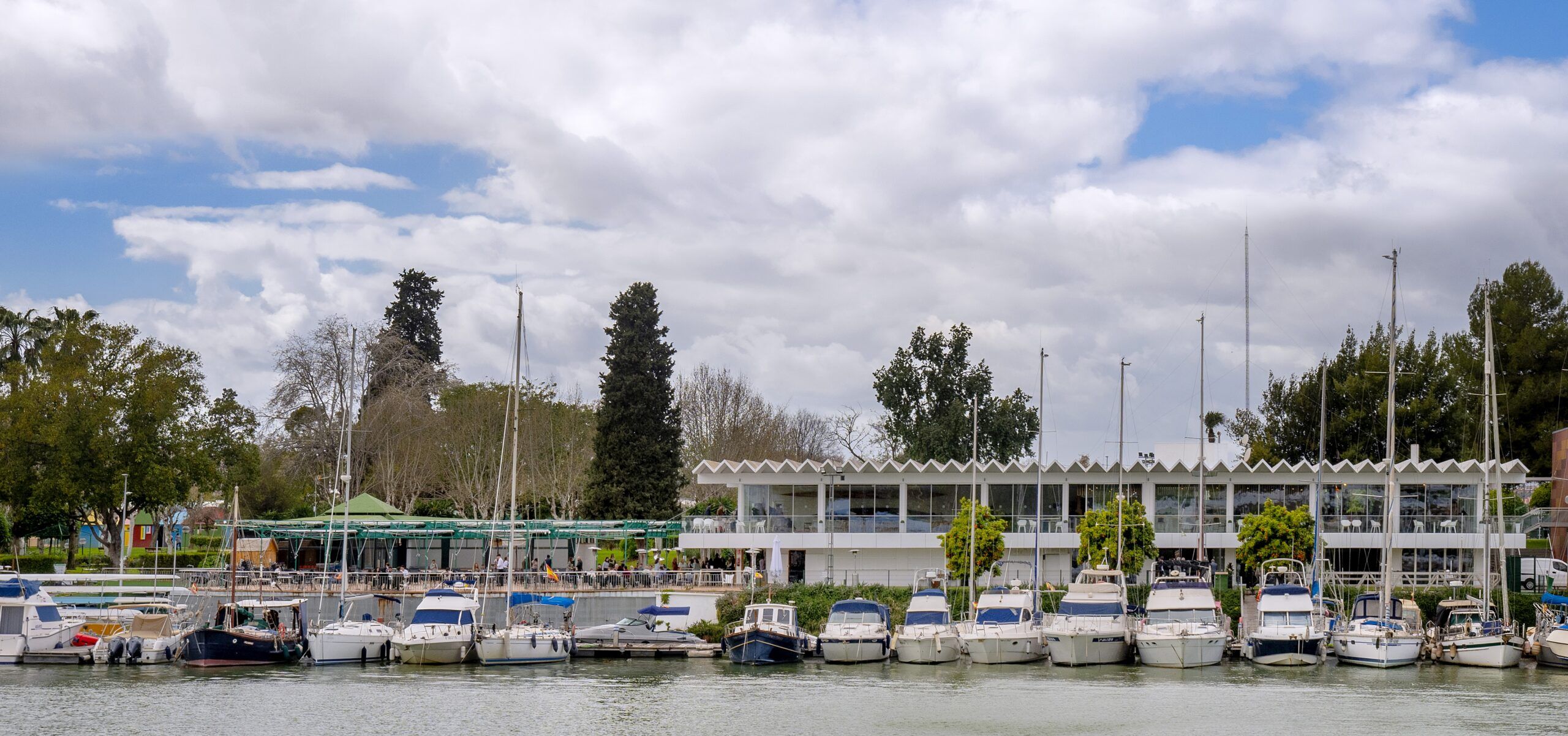 Terraza, puerto deportivo y salón social